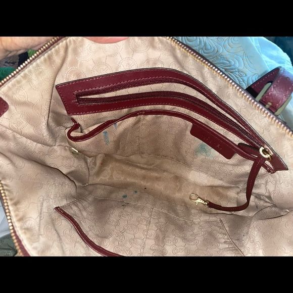 Michael Kors Jet Set tote bag is crafted from signature Saffiano leather. - Picture 3 of 3